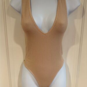 🌟Urban outfitters Ribbed Sleeveless V-Neck Bodysuit - Nude - NEW✨